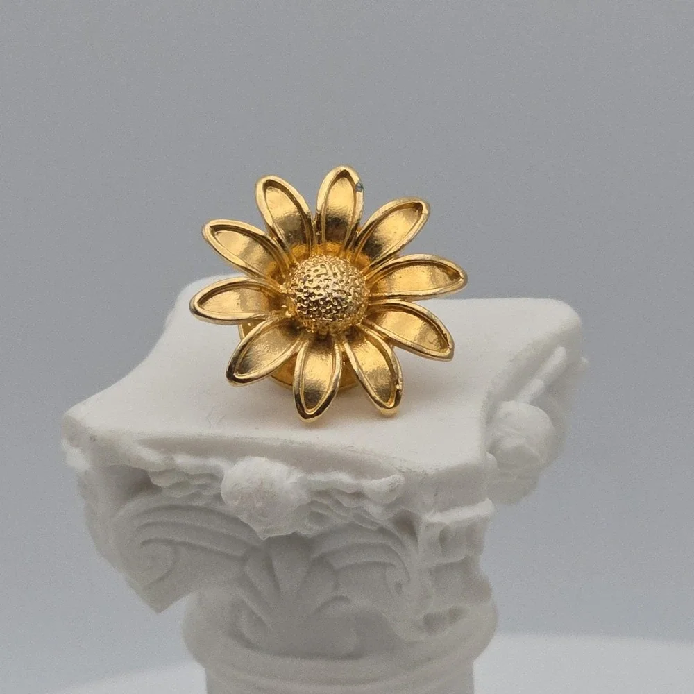 Vtg Sunflower Daisy Pin Brooch Tie Tack Lapel Pin Hat Pin Gold Plate .75